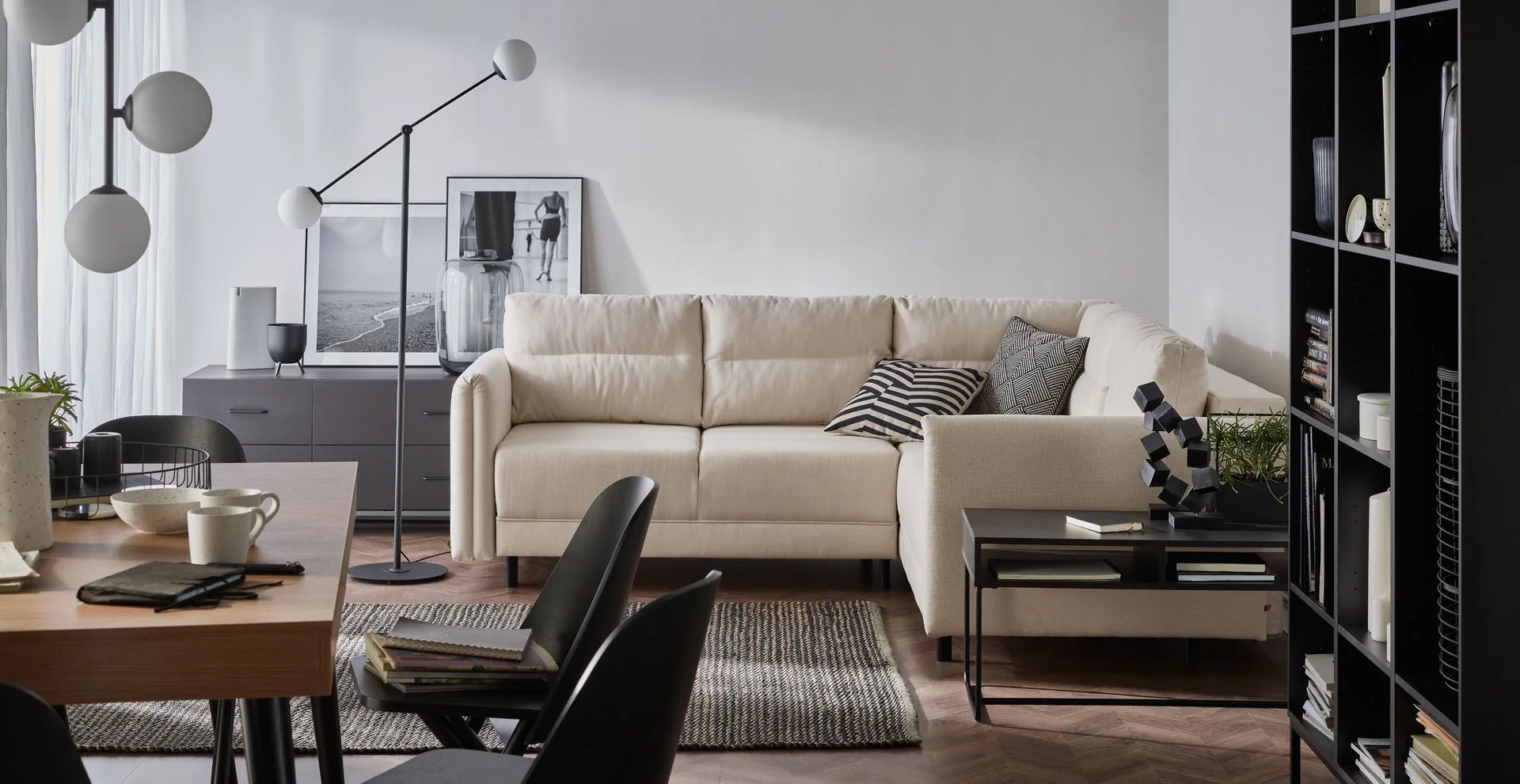 przytulny salon z brązową podłogą i beżową sofą